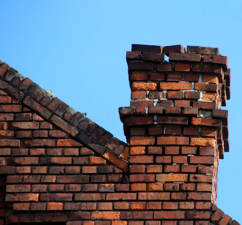 Signs Your Kensington Home Needs a Chimney Inspection Damaged chimney on an Kensington home showing cracks and missing mortar